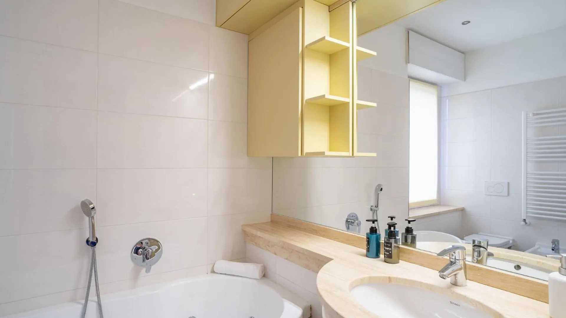 Authentic Yet Modern Retreat In Lecco Center Apartment 0*,