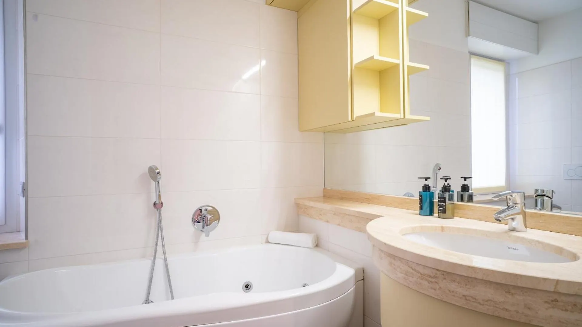 Authentic Yet Modern Retreat In Lecco Center Apartman