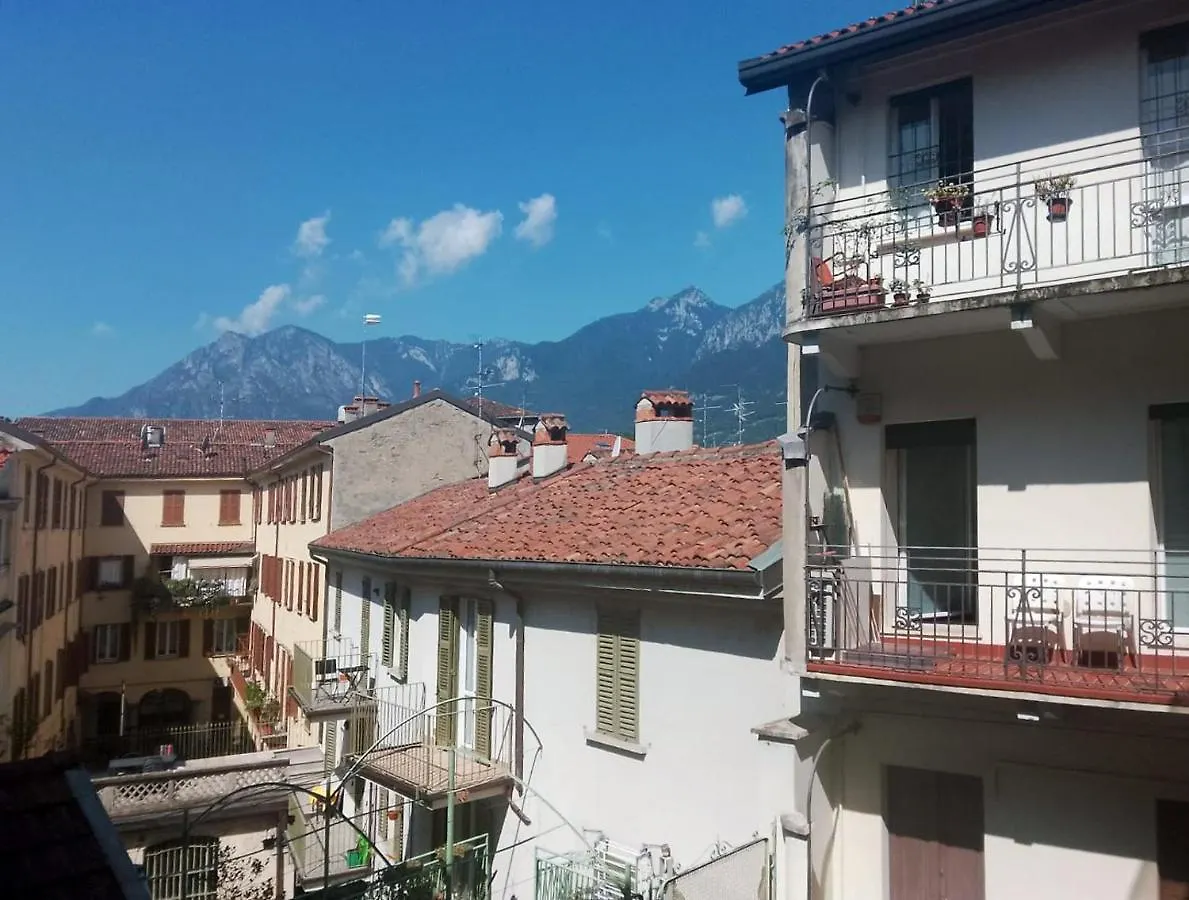 Authentic Yet Modern Retreat In Lecco Center Lägenhet