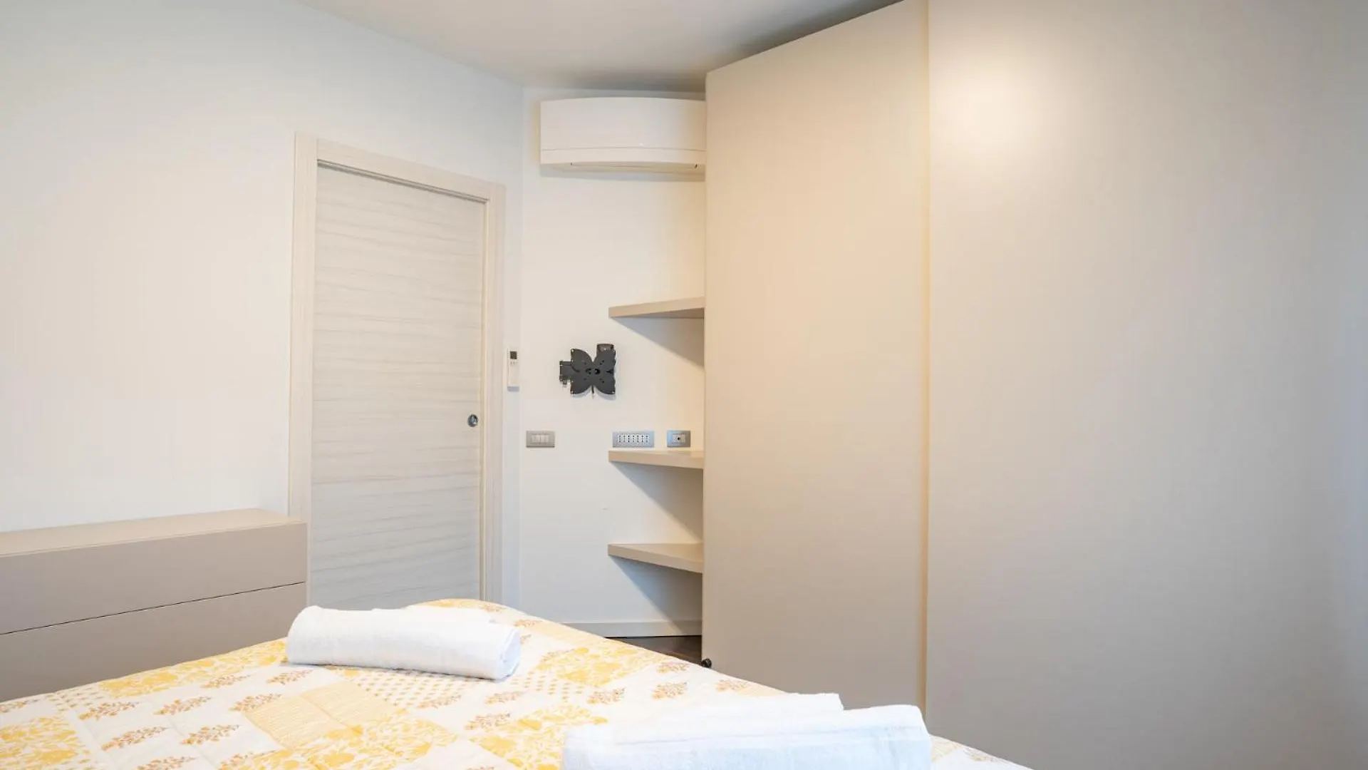 Authentic Yet Modern Retreat In Lecco Center Lägenhet