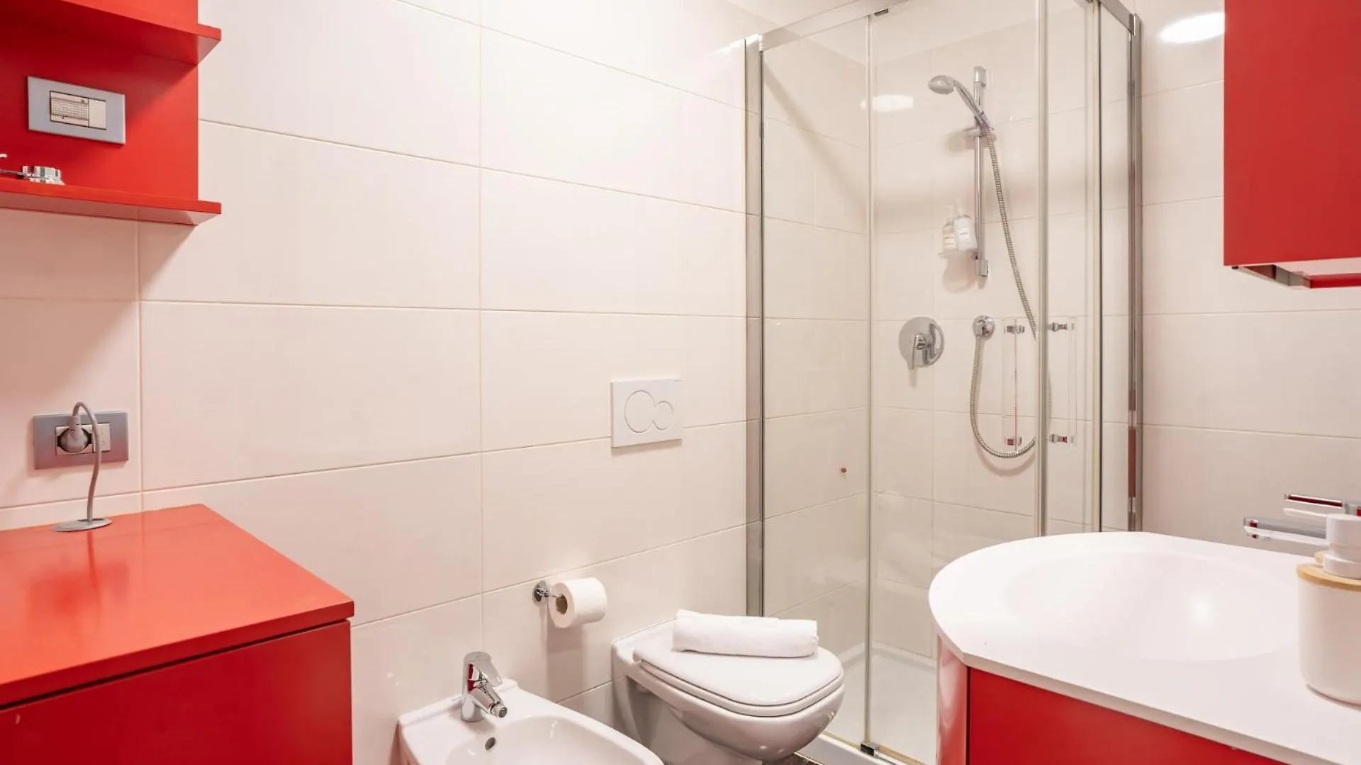Authentic Yet Modern Retreat In Lecco Center Lägenhet