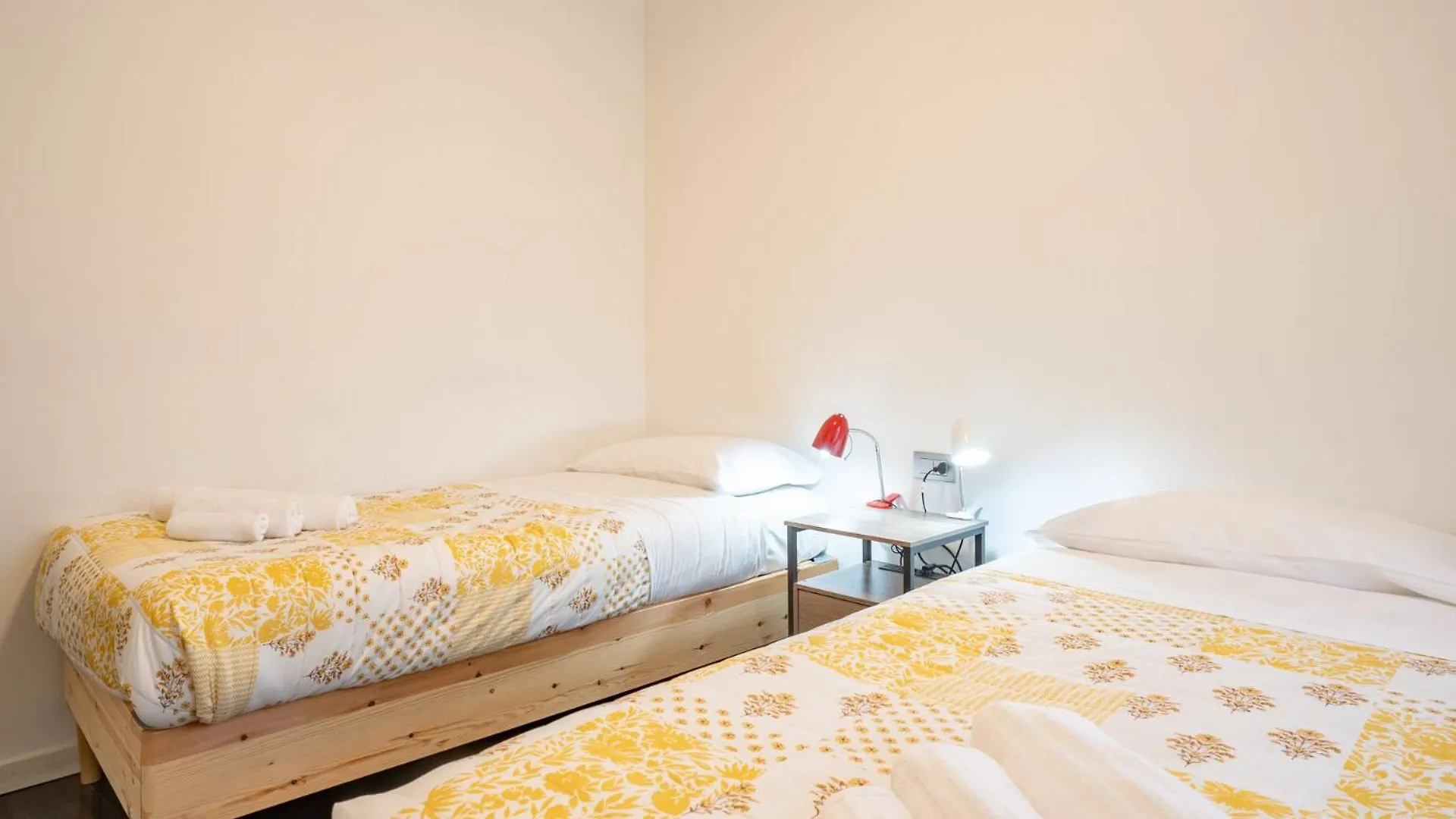 Authentic Yet Modern Retreat In Lecco Center Lägenhet