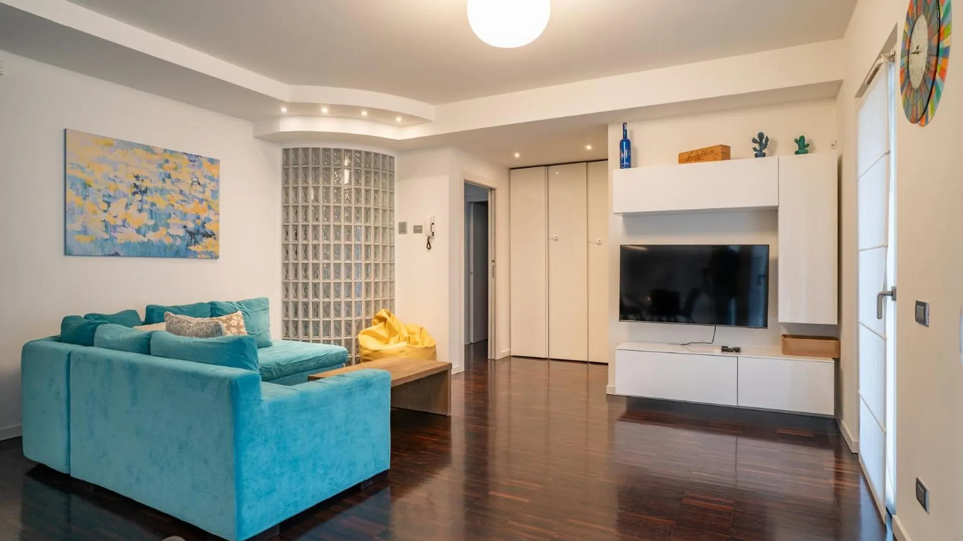 Authentic Yet Modern Retreat In Lecco Center Lägenhet