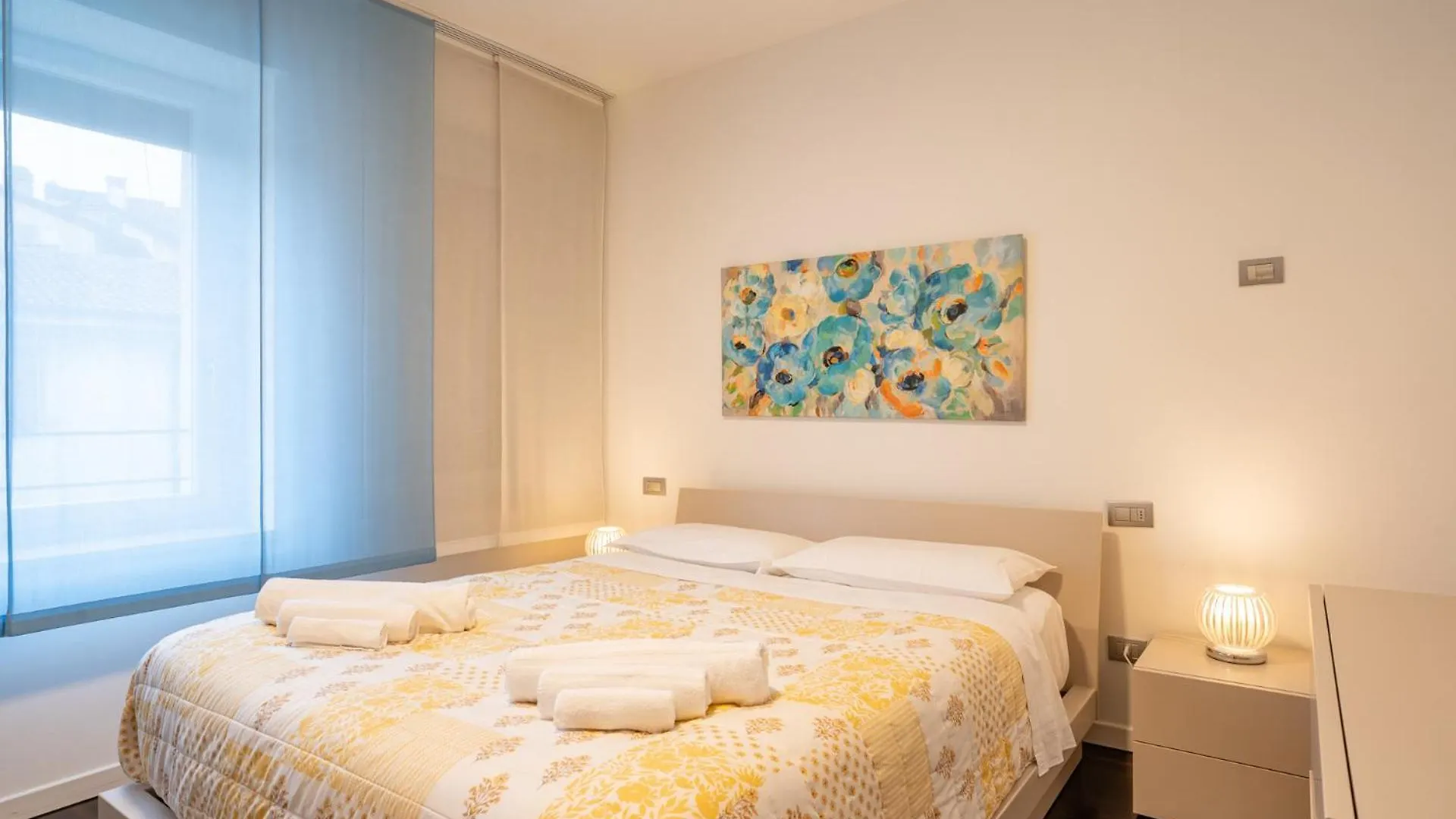 Authentic Yet Modern Retreat In Lecco Center Lägenhet